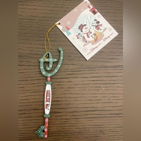 Disney Store Exclusive Mickey and Friends Train Holiday Key - Picture 1 of 6
